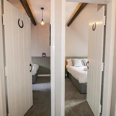 Coach House 1 - Pullwood Bay *